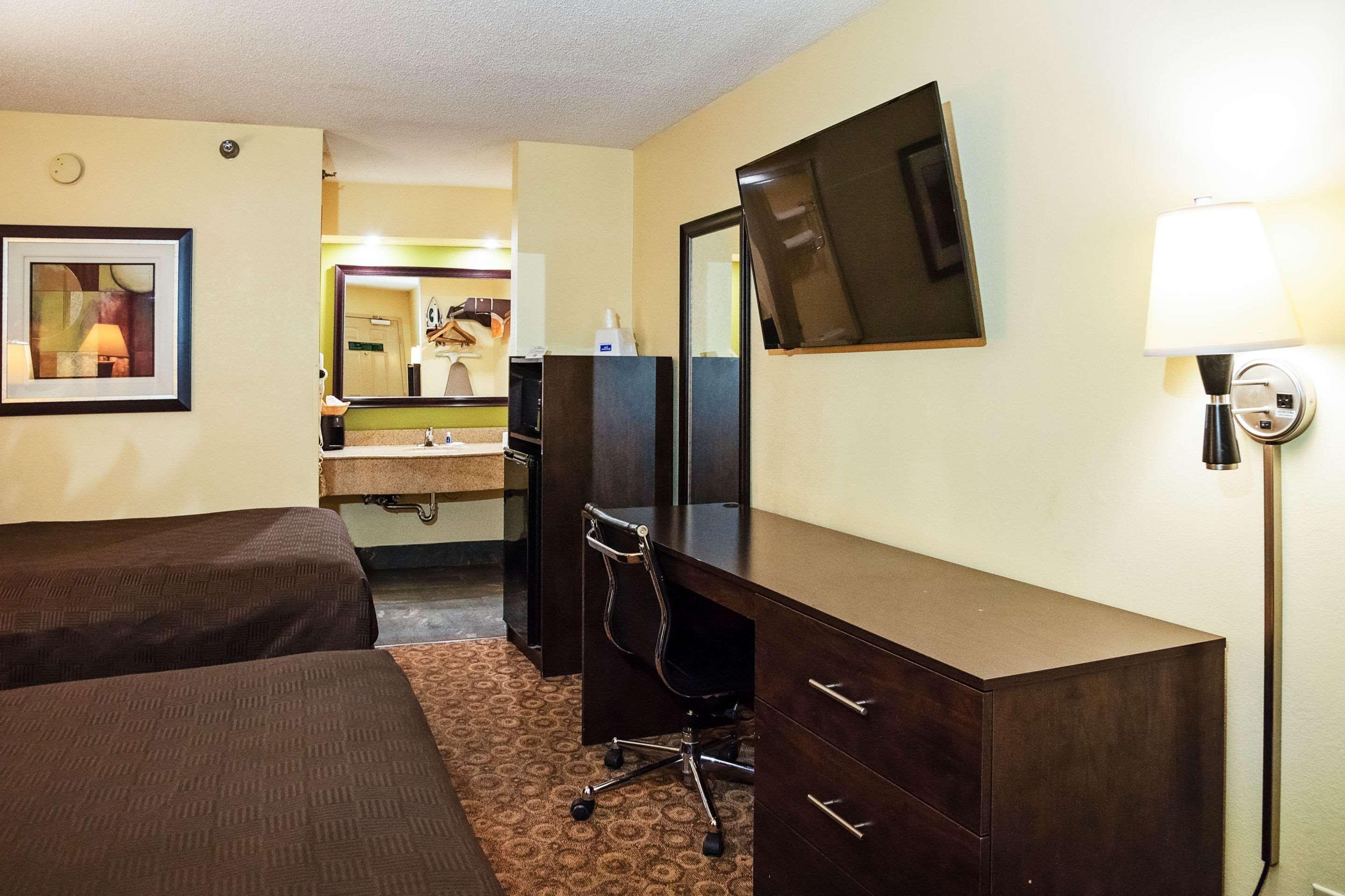 Rodeway Inn & Suites كلاركسفيل المظهر الخارجي الصورة