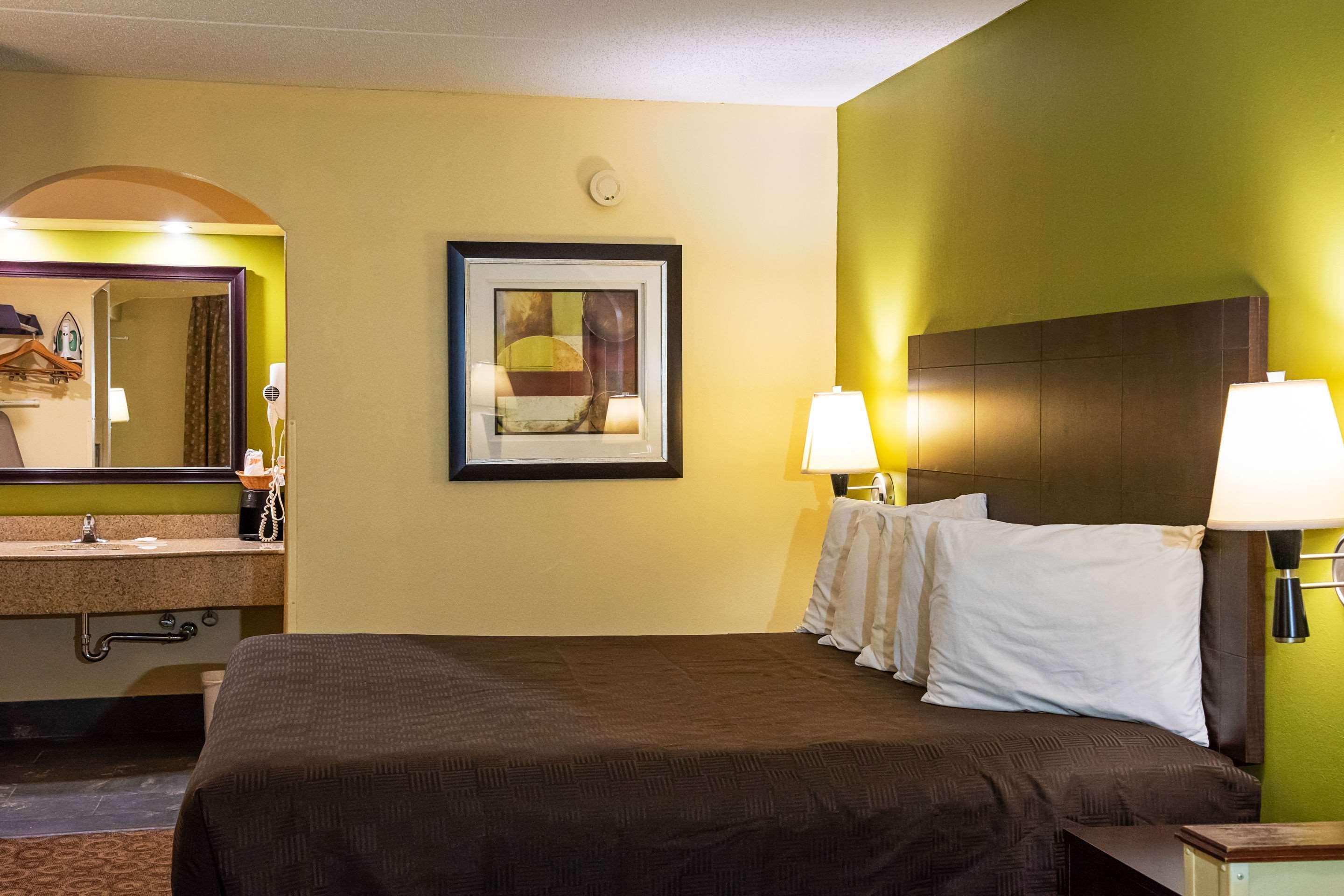 Rodeway Inn & Suites كلاركسفيل المظهر الخارجي الصورة