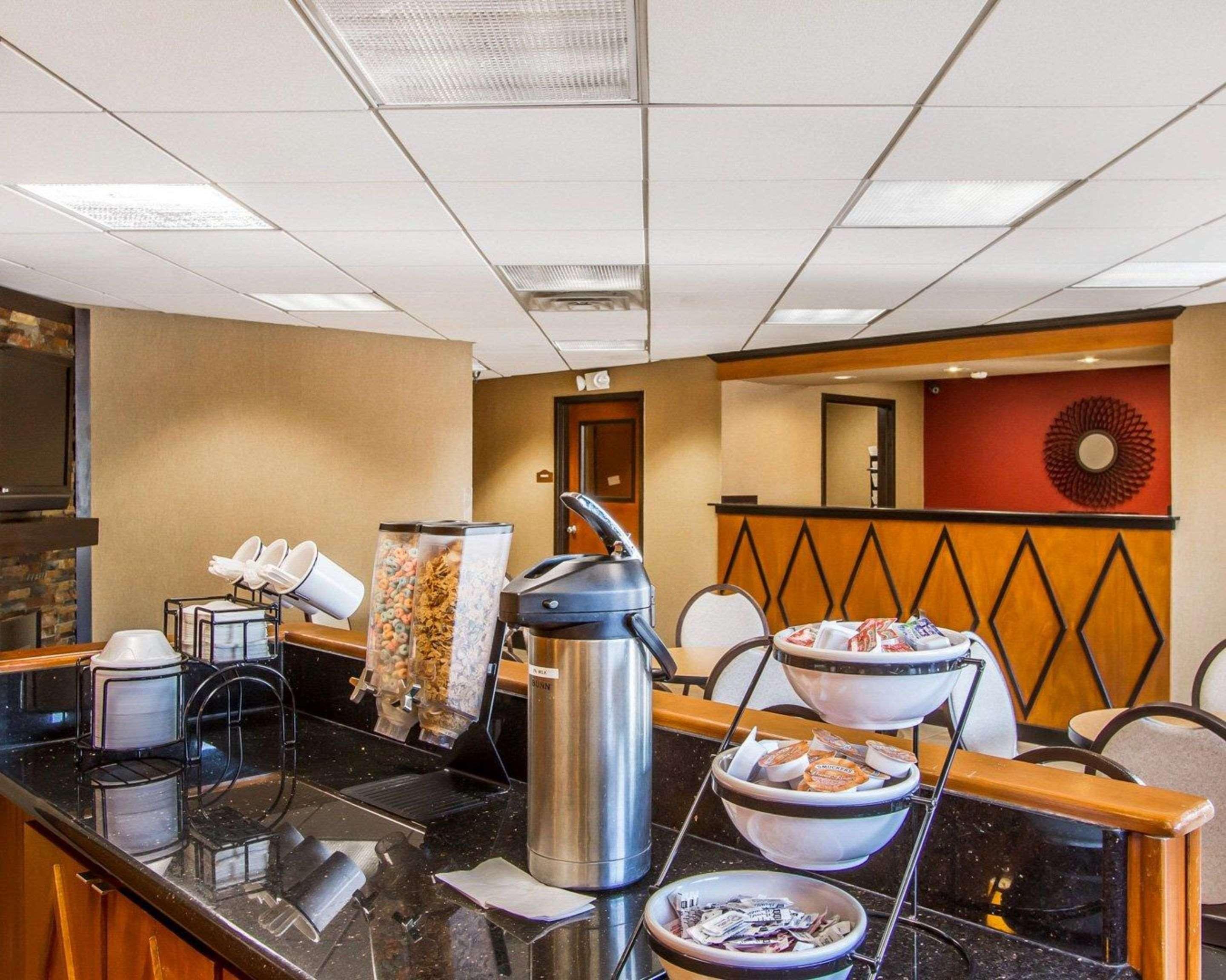 Rodeway Inn & Suites كلاركسفيل المظهر الخارجي الصورة