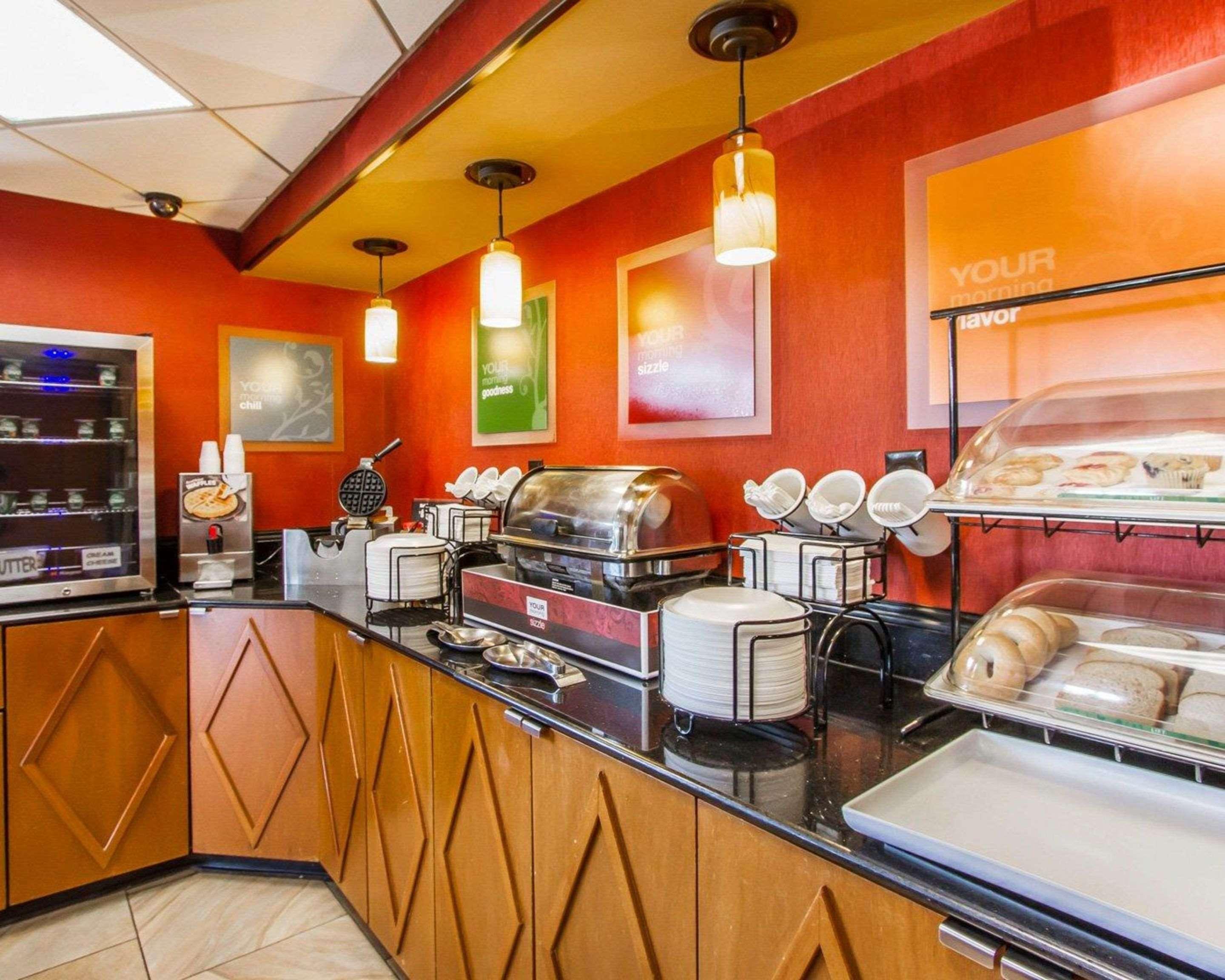 Rodeway Inn & Suites كلاركسفيل المظهر الخارجي الصورة