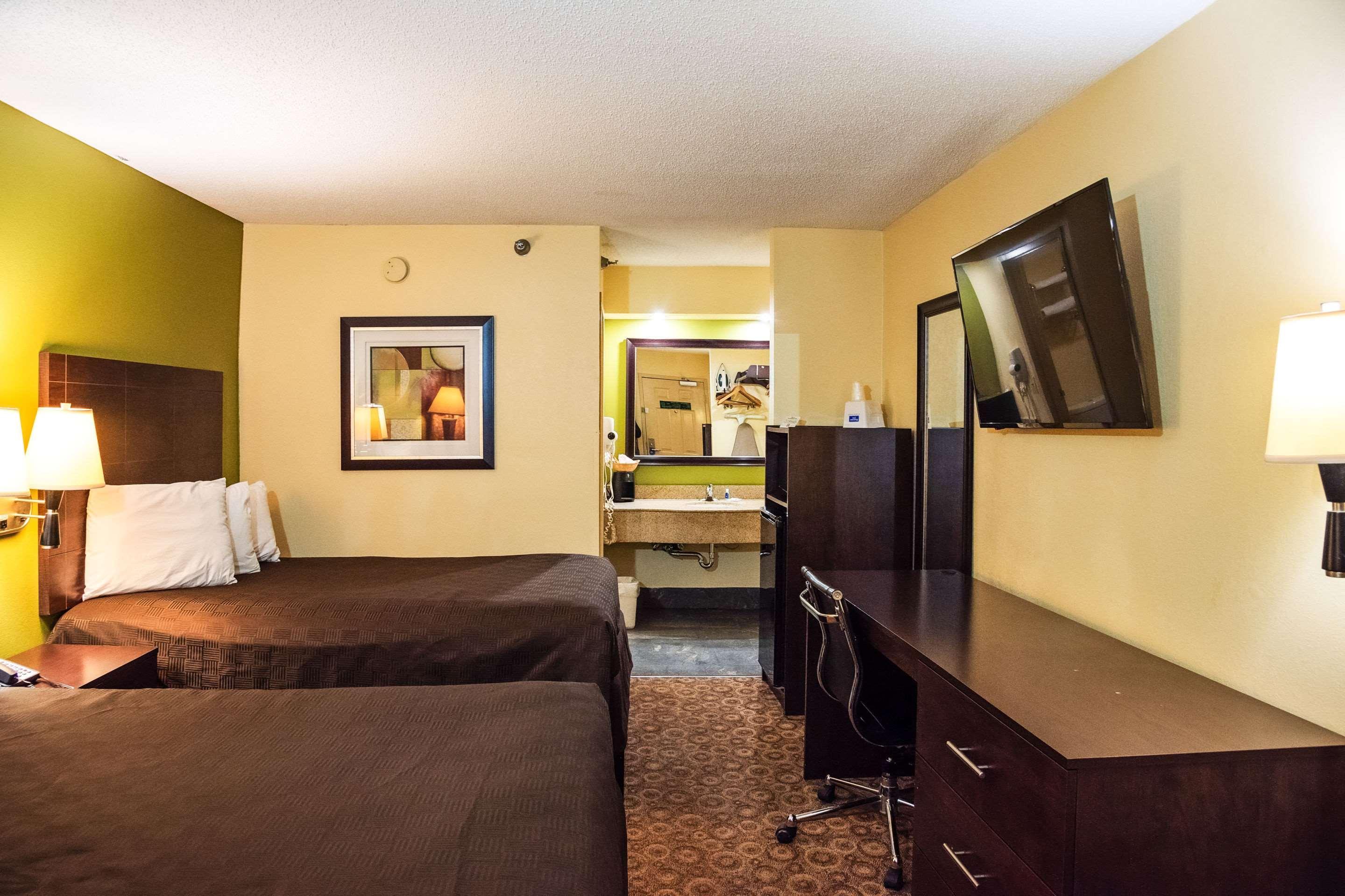 Rodeway Inn & Suites كلاركسفيل المظهر الخارجي الصورة