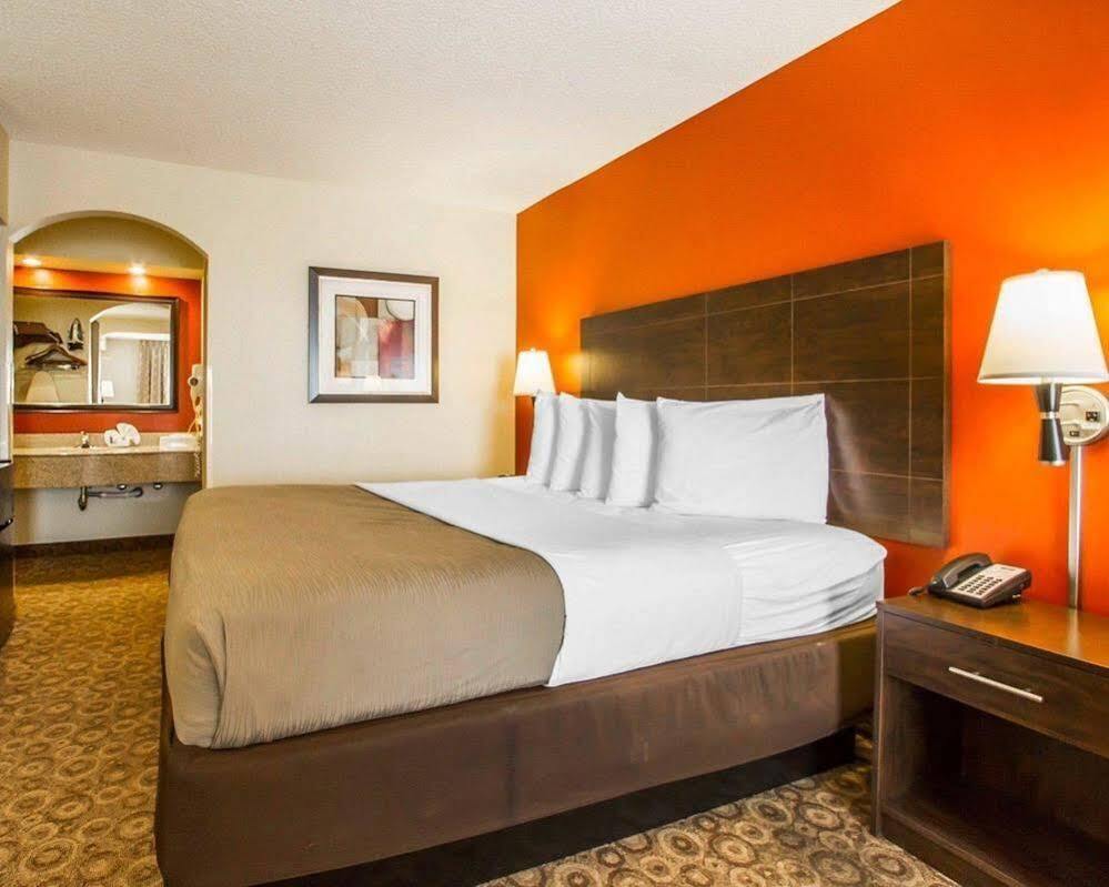 Rodeway Inn & Suites كلاركسفيل المظهر الخارجي الصورة